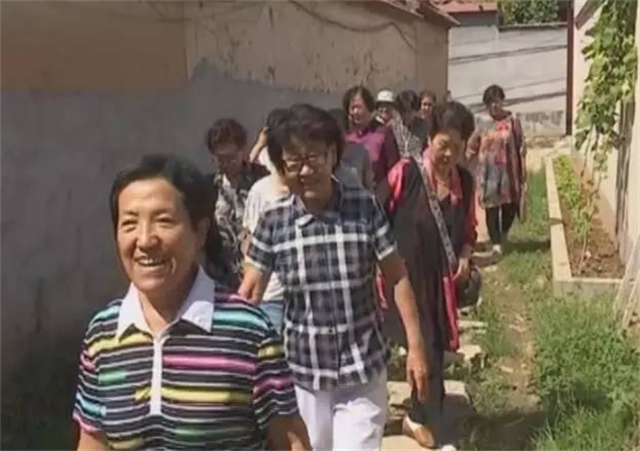 2017年山东农村四胞胎姐妹花同时考上大学，父母给他们买了部手机