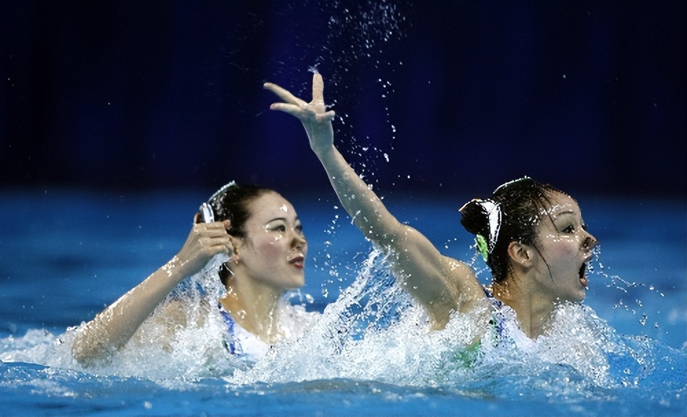 中国女子花样游泳主教练(羽毛球奥运冠军蔡赟：运动生涯坎坷，妻子是花样游泳名将)