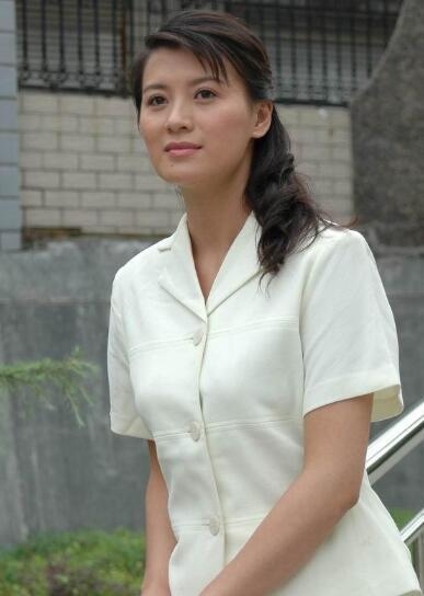 张瑞琪家境优渥,从**顺风顺水,接受过良好教育的张瑞琪,一进入话剧团