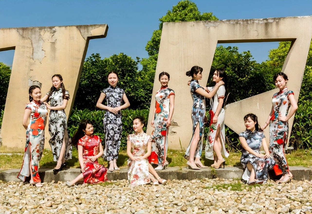 大学生毕业照走红，男生比女生看上去更妖娆，大长腿意外成亮点