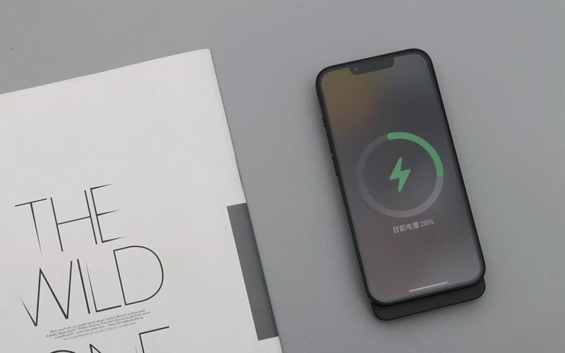 充电无“线”制，电友MagSafe充电宝让你的iPhone13优雅充电