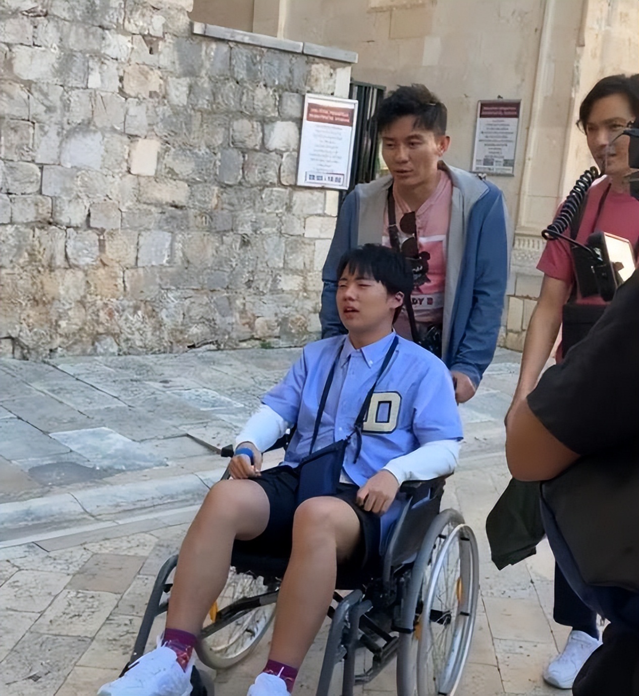 有苦难言的8位明星，多年顽疾缠身，有人成身体缺陷抱憾一生