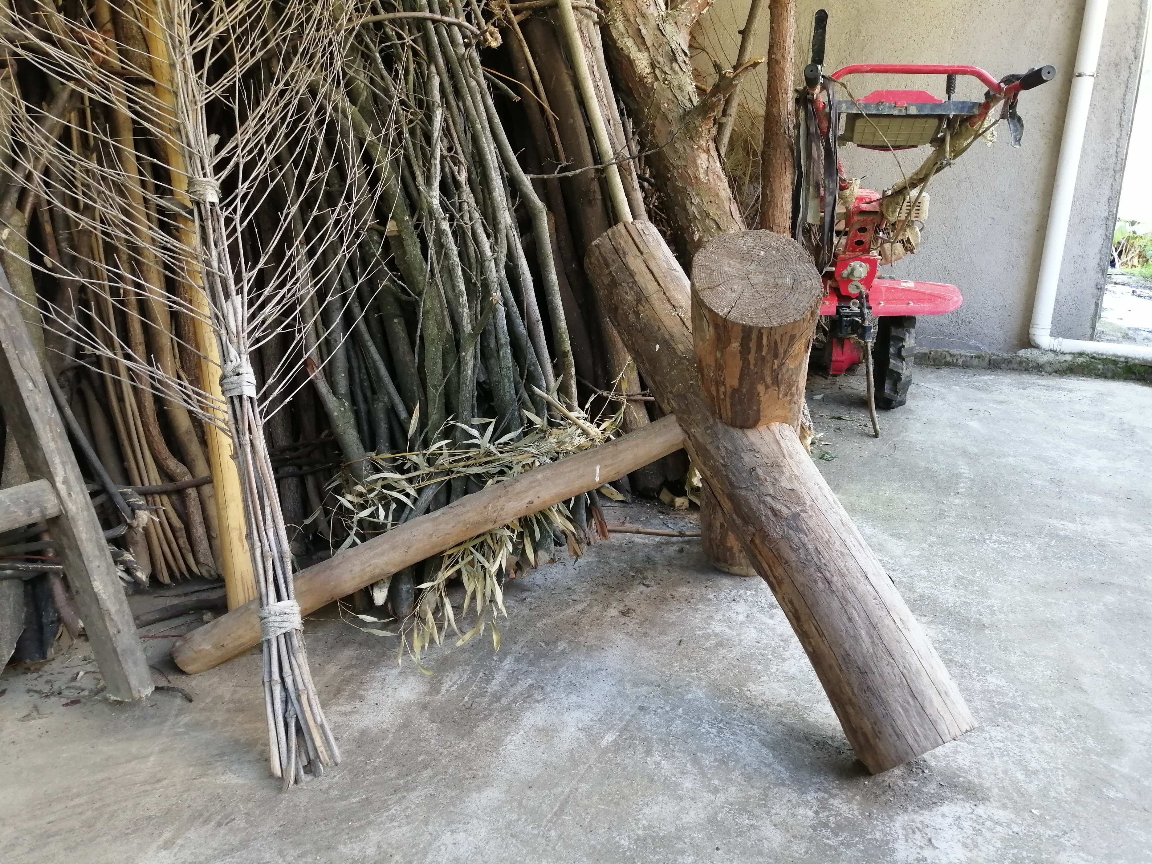 木马,可不是马,就是农村里面木工用的一种工具,不过在小吴家乡湖南