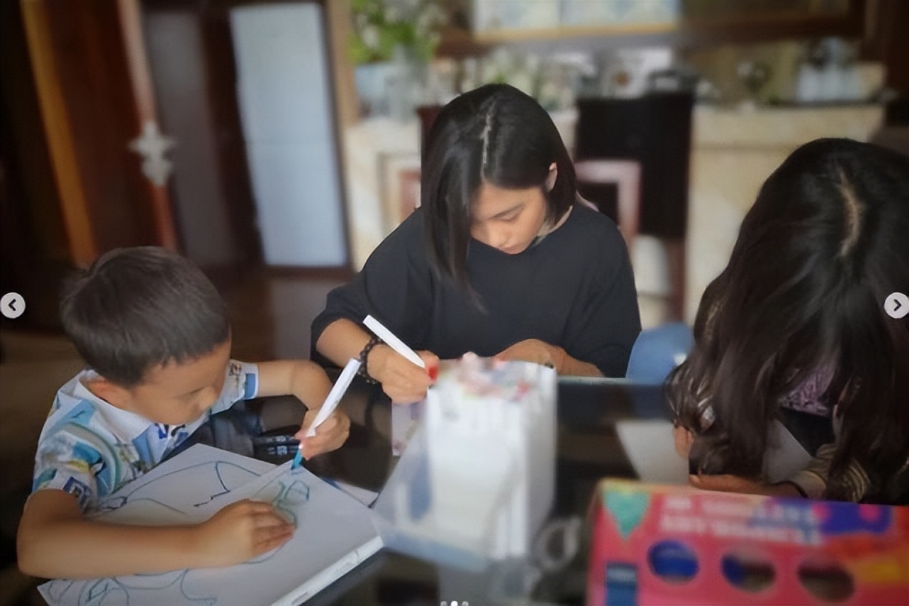 16岁黄多多晒自拍，涂红色指甲油时髦感超强，脸上的雀斑抢镜了