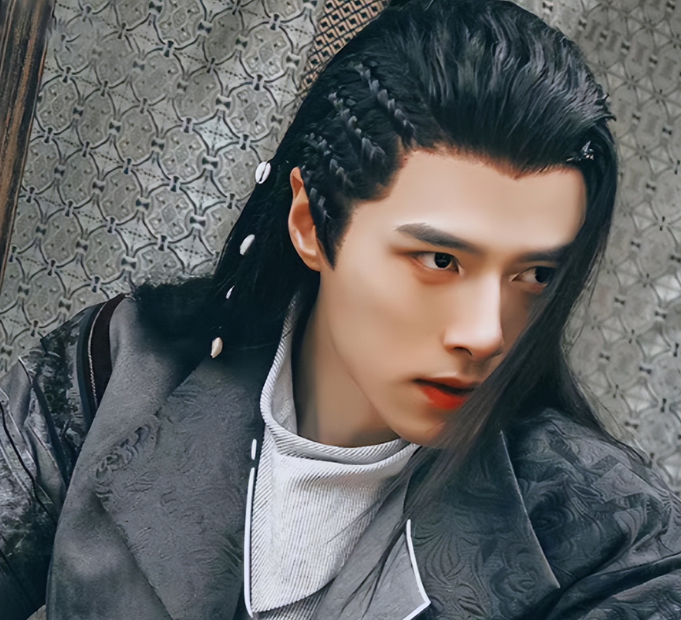 止渊这个角色相比魏书玉就复杂得多,原著里他在成为奴隶后被女主朱颜