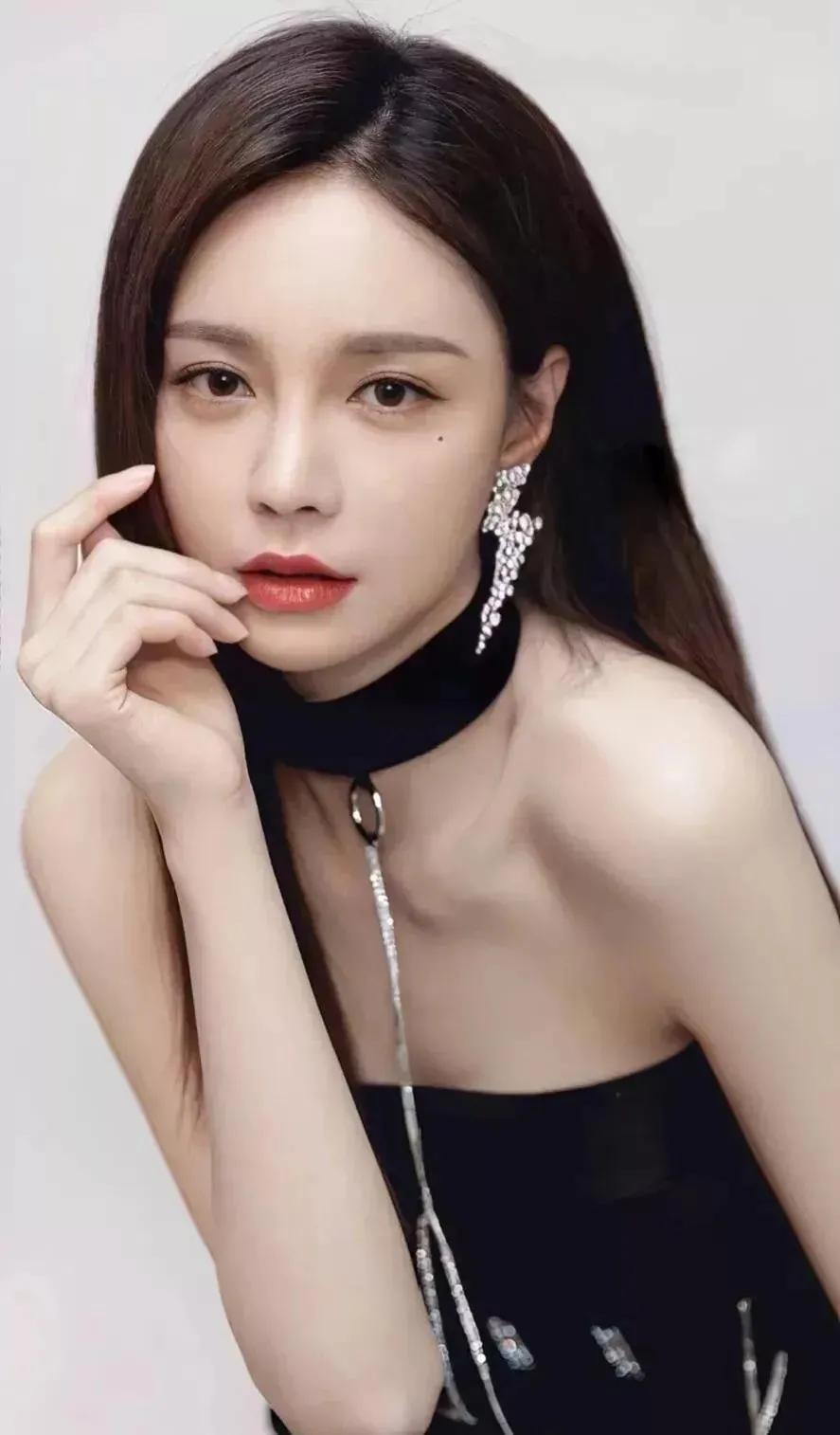 沈梦辰：时尚优雅，美丽大方
