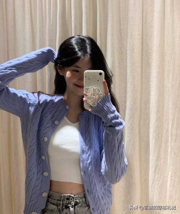 今秋上衣流行“穿短不穿长”，时髦显瘦显腿长，小个子都爱上了