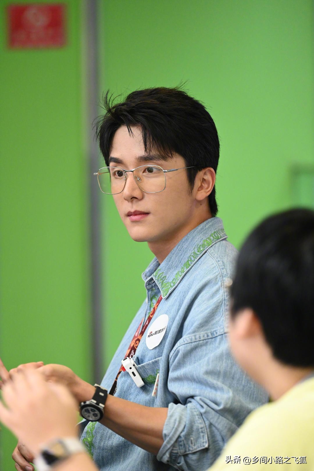 张新成扫楼生图曝光，牛仔套装搭配银边眼镜，清爽帅气