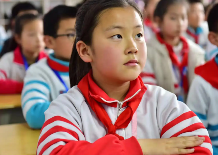 小学阶段共有多少节课(推迟中小学生早上到校时间，多地已明确落实，家长却招架不住了)