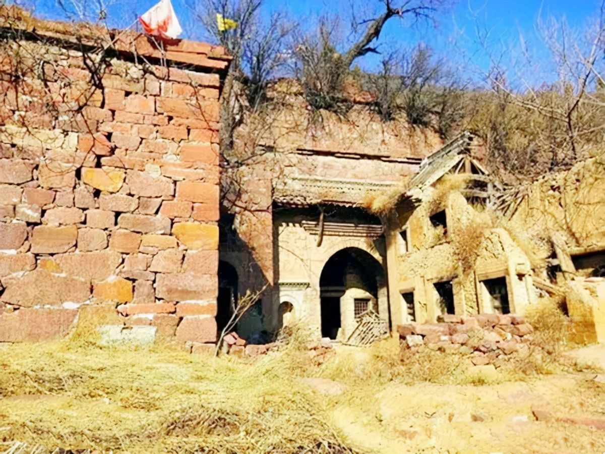 清代状元的后裔：独居深山状元府，坚守着祖宅，无水无电乞讨为生