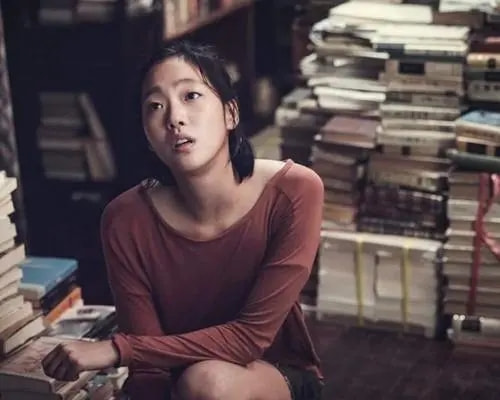 她的中文水平达10级，凭借“尺度片”得到认可，不惜为戏增重8斤