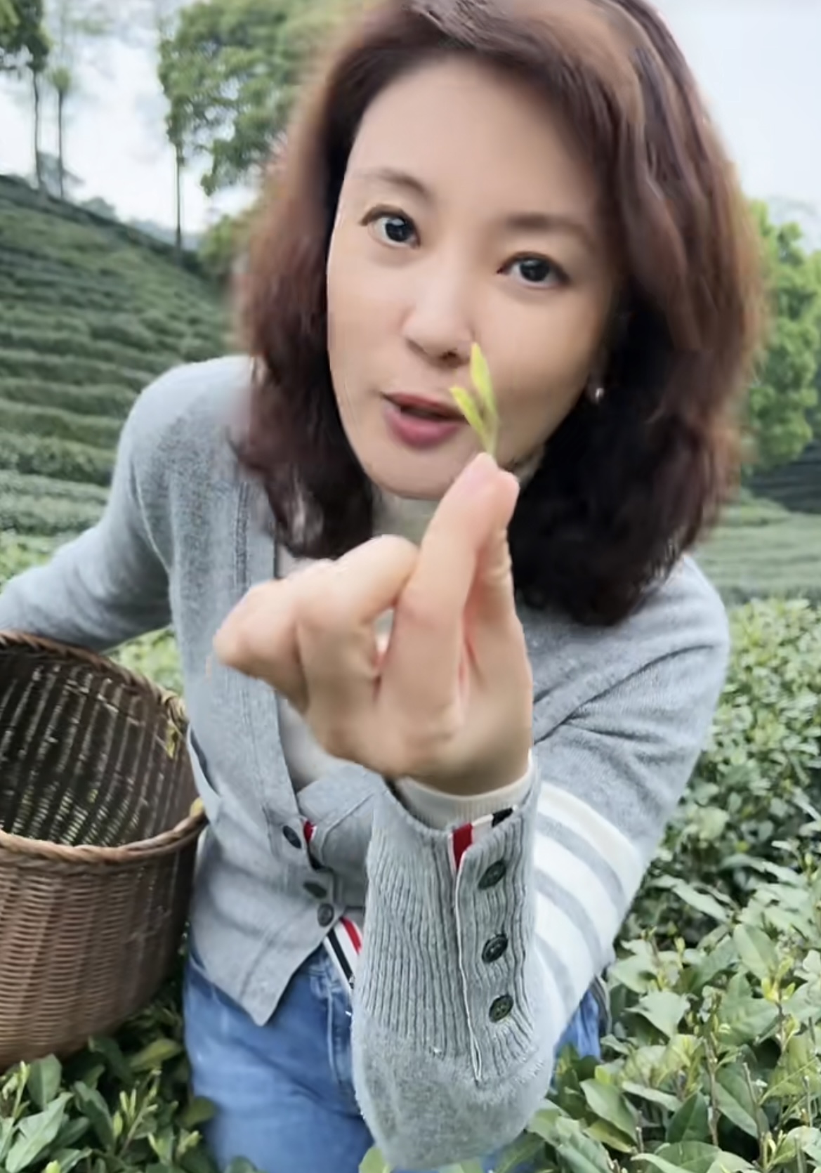 央视美女主持刘芳菲素颜曝光,皮肤白嫩紧致,46岁仍单身感情成谜