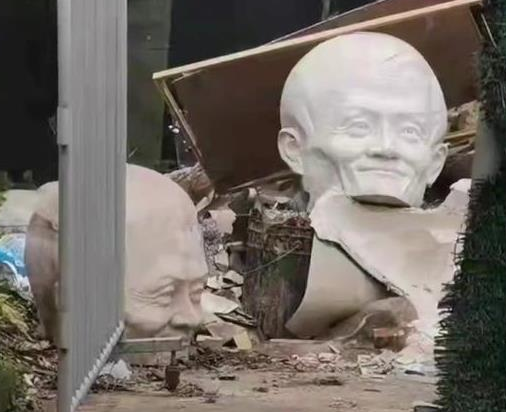“马云雕像”被母校推倒？校友赶忙出面澄清，这误会闹得有点大