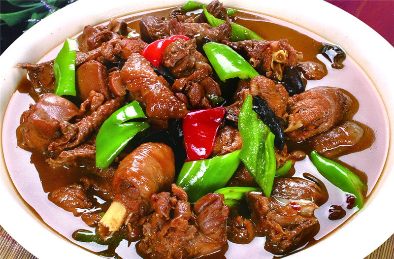 炒鸡是莱芜的一道地方名菜,莱芜人很爱吃鸡,请人吃饭桌上必有一道鸡的