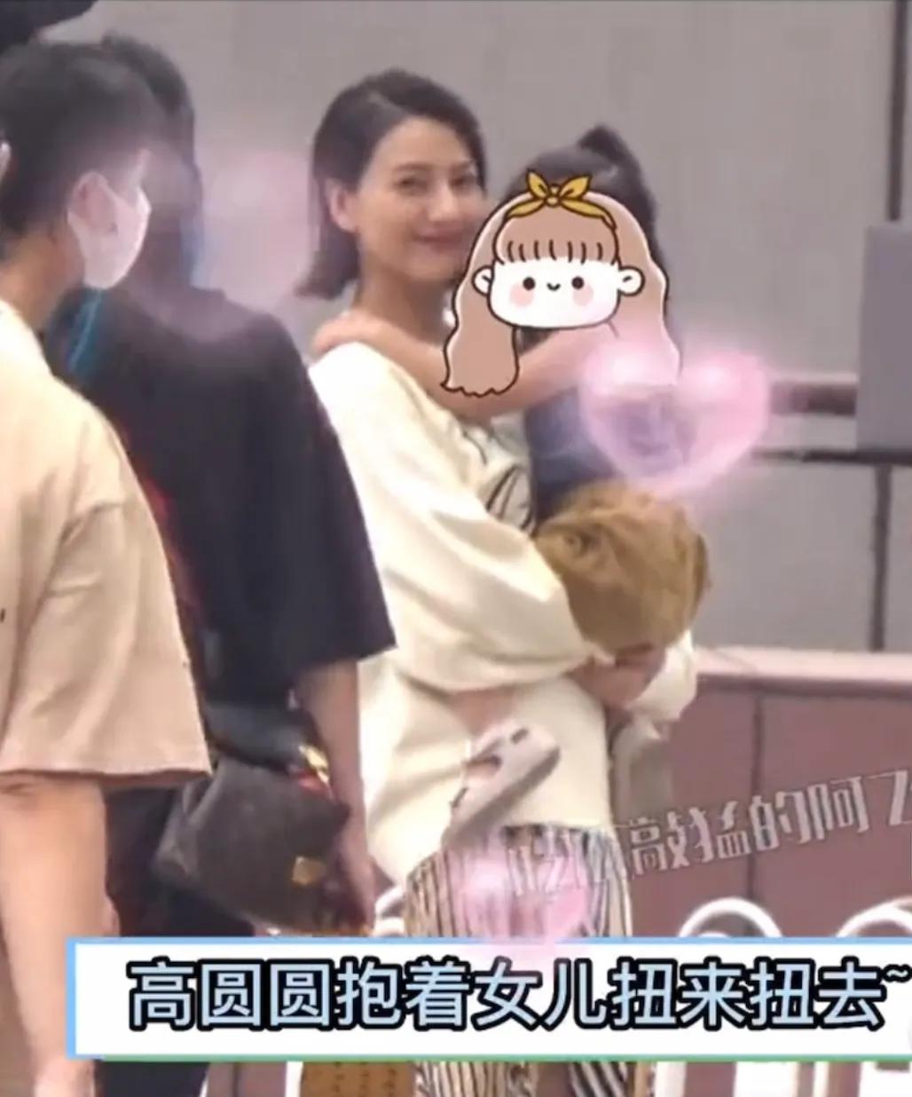 高圆圆片场和女儿互动温馨有爱，3岁Rhea活泼可爱，镜头感很强