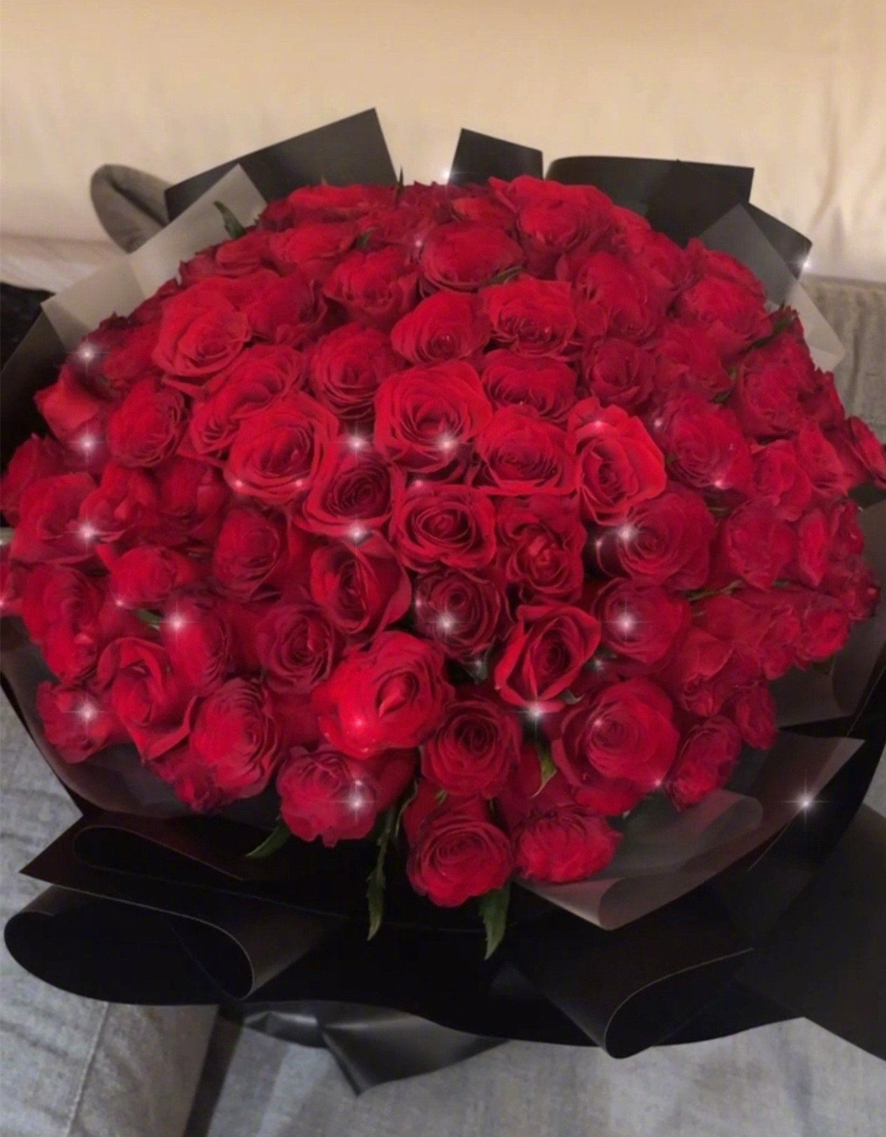 郭富城为妻子准备了蛋糕以及99朵红色玫瑰,他祝福妻子生日快乐,身体