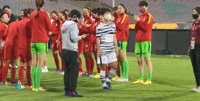 亚洲杯颁奖：中国女足队长王珊珊MVP，朱钰当选为最佳门将
