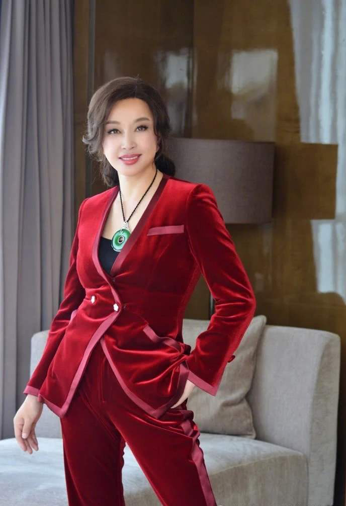 刘晓庆的妹妹刘晓红：我看到了姐姐的脆弱和心痛，含泪送姐姐出嫁