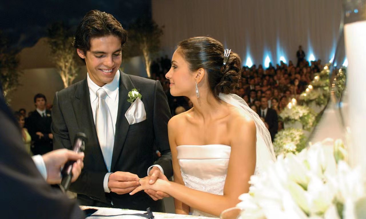 巴西足球队卡卡(为巴西足坛名宿卡卡生下两个孩子,离婚后卡洛琳得到了