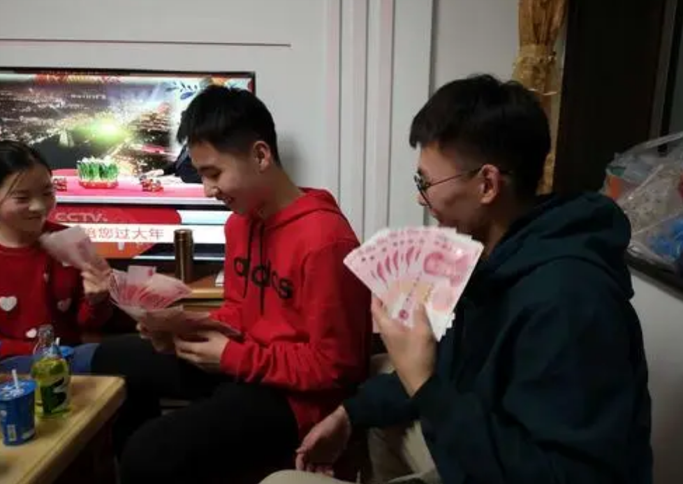 大学生还能收“压岁钱”吗？一个假期赚了2万：没毕业我就是孩子