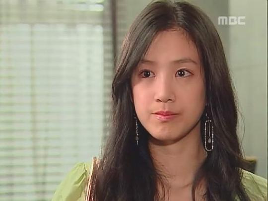 当时，韩国电视剧里的女性都长得很高，宋慧乔蔡琳也很有光泽，大长现在更是全员都是美女。