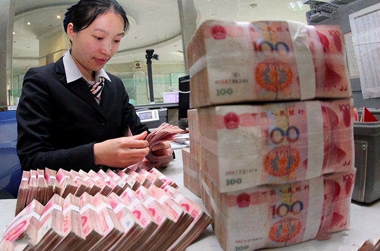 在银行有120万的存款，每个月能有多少“收入”？还要上班吗？