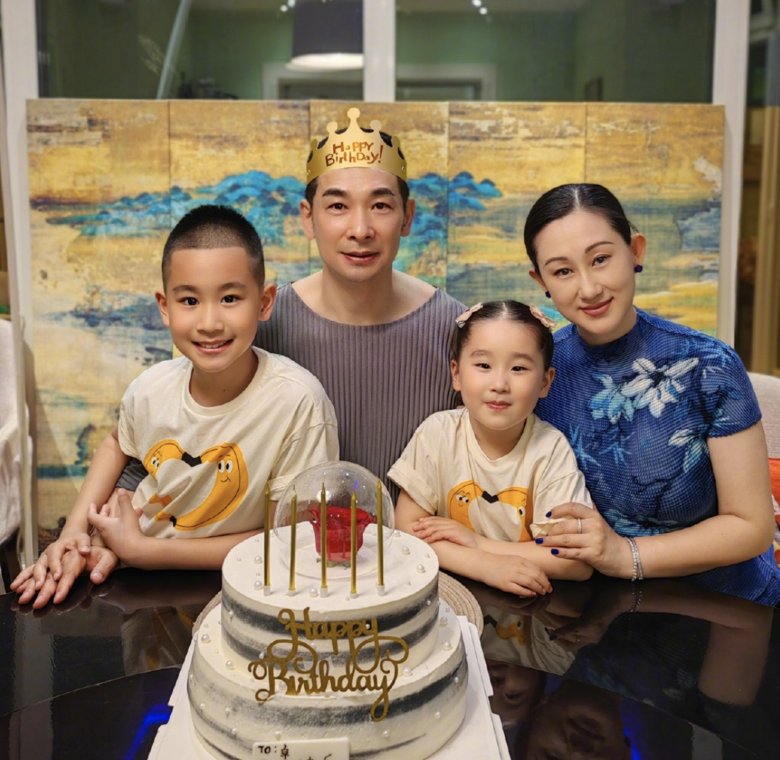 赵文卓晒庆生照，50岁依然精神矍铄满头乌发，获大女儿写信送祝福