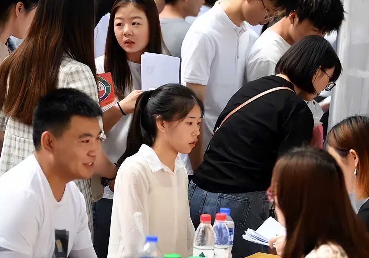 中铁七局公开招聘，平均工资7400元左右，本科起报多地有岗