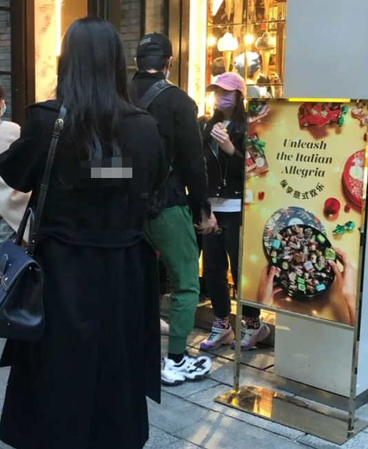 吴尊一家出游，老婆罕现身气质出众，NeiNei和Max身材高挑似模特