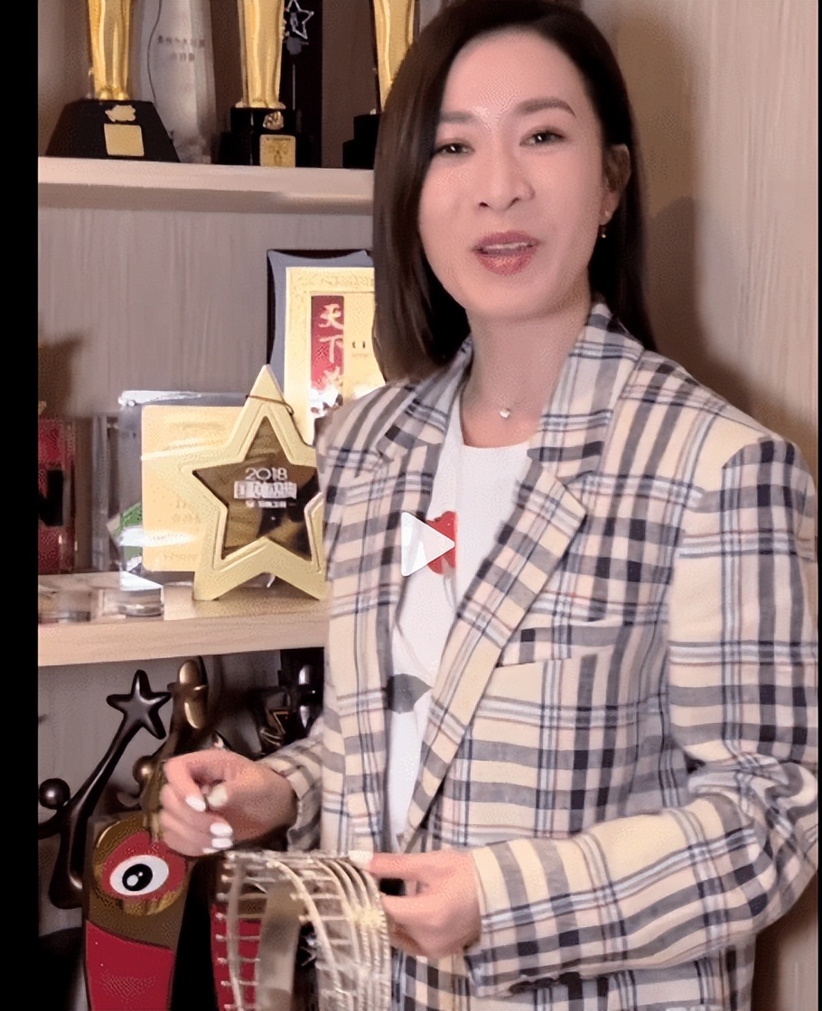 佘诗曼25年后再戴港姐桂冠 阿佘靓丽不减当年