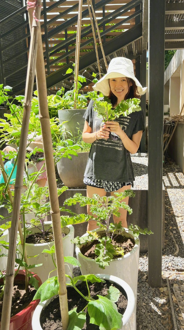 章子怡晒儿女种菜，醒醒晒黑弟弟长高，汪峰视角下子怡素颜罕曝光