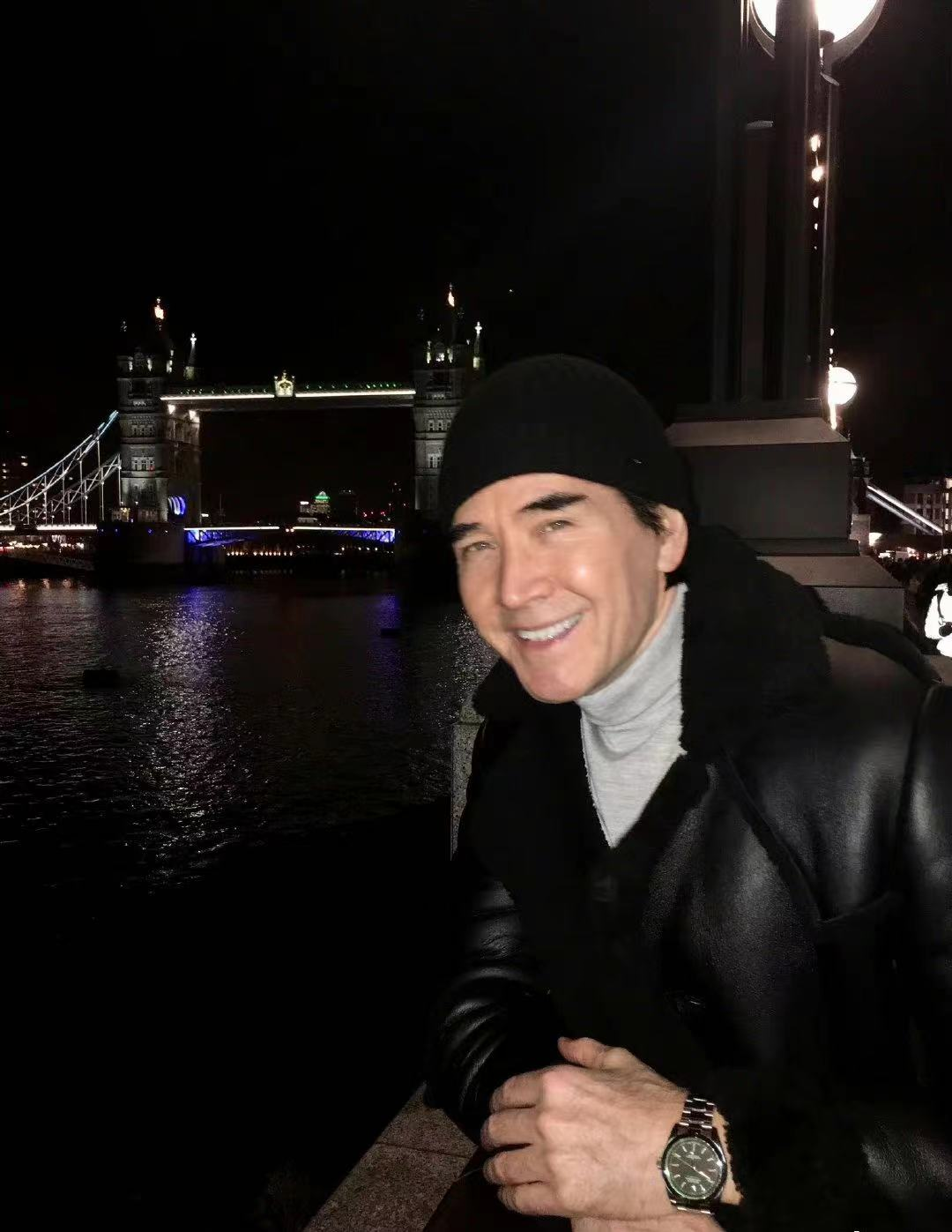 费翔个人资料(62岁费翔美国晒照庆生!