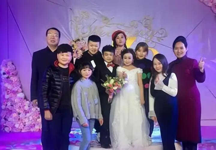 朱洁:34岁身高1米28,丈夫秦学士是高材生,结婚11年不敢要孩子