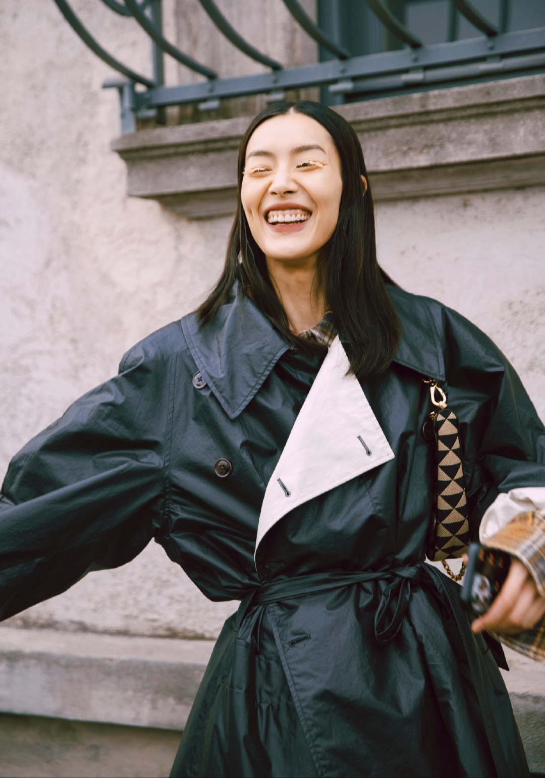 秀场妆发对于私下生活中的氛围来说,是不太实用的,不过刘雯本人并不