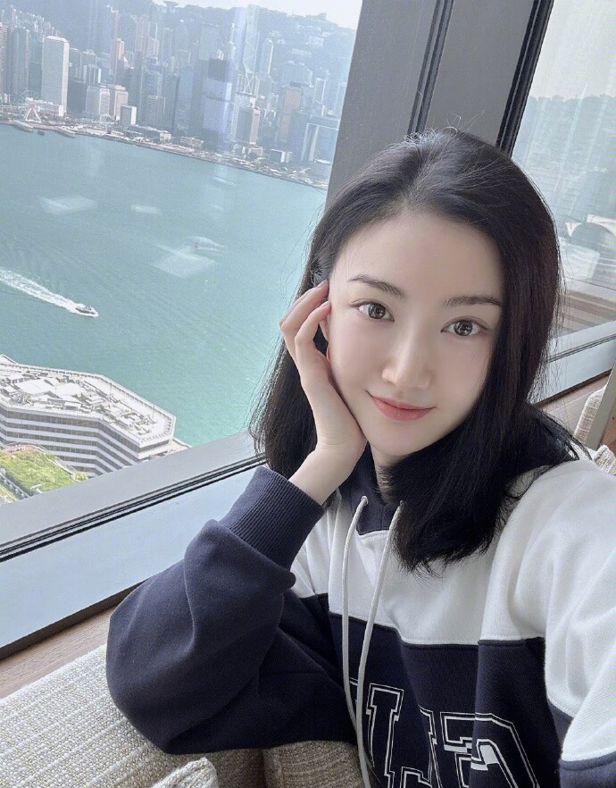 景甜真的是越来越美了,穿卫衣像是"大学生",让人猜不出年龄