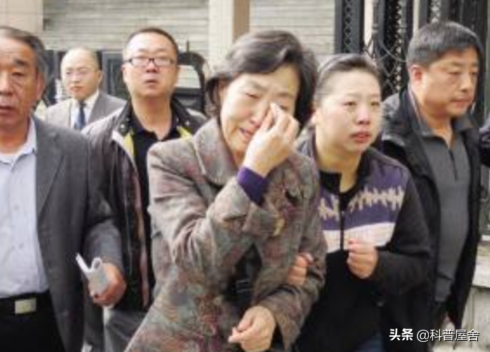 2011年大连32岁的交警被人当街打死，打人者有钱有势，结局如何？