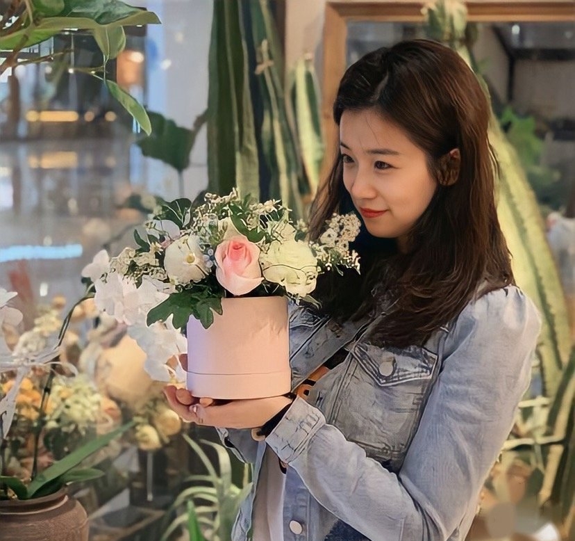 去年年初唐佳良开通了社交账号,而开通社交账号前夕,恰好突然曝出了