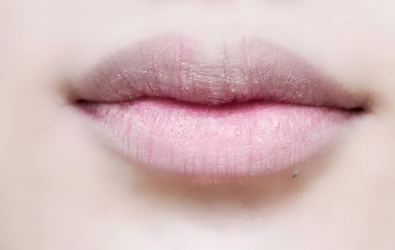 嘴唇干是怎么回事(晚上睡觉时)