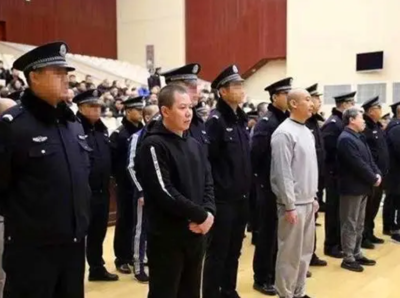 山西黑老大敛财12亿，7次减刑出狱时小弟放鞭炮，最后被妻子举报