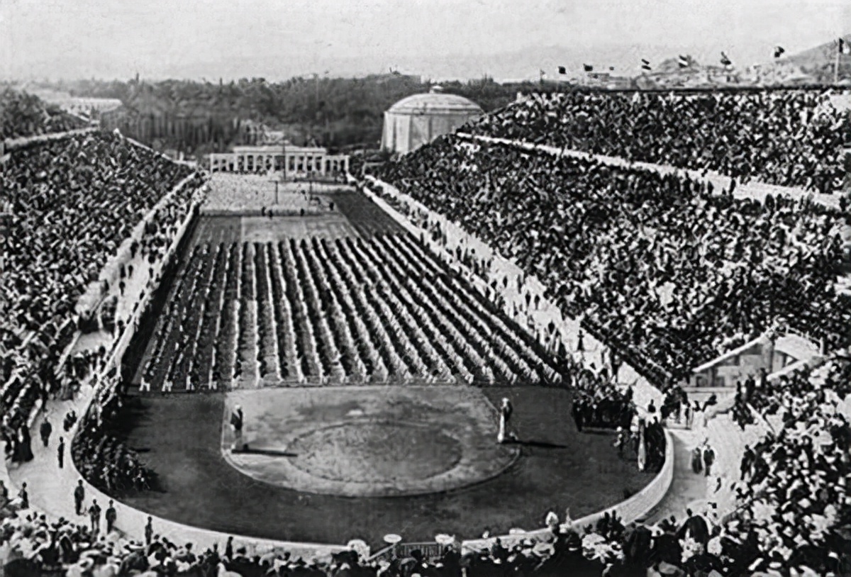 其次,希腊身份是古代奥林匹亚竞技会参赛的先决条件.