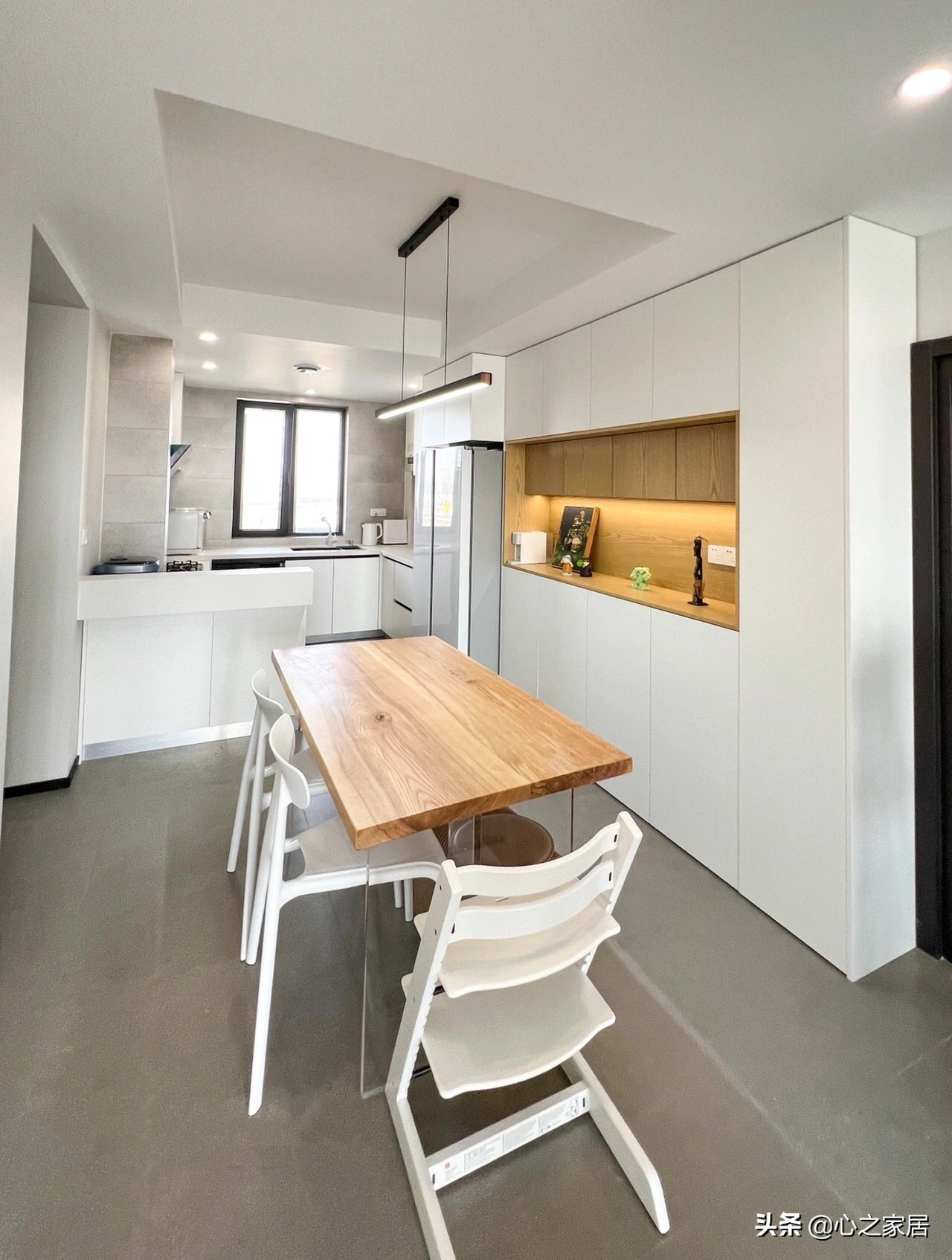 80㎡两室两卫装修的简约别致，空间利用充实，主卧衣帽间独特时尚