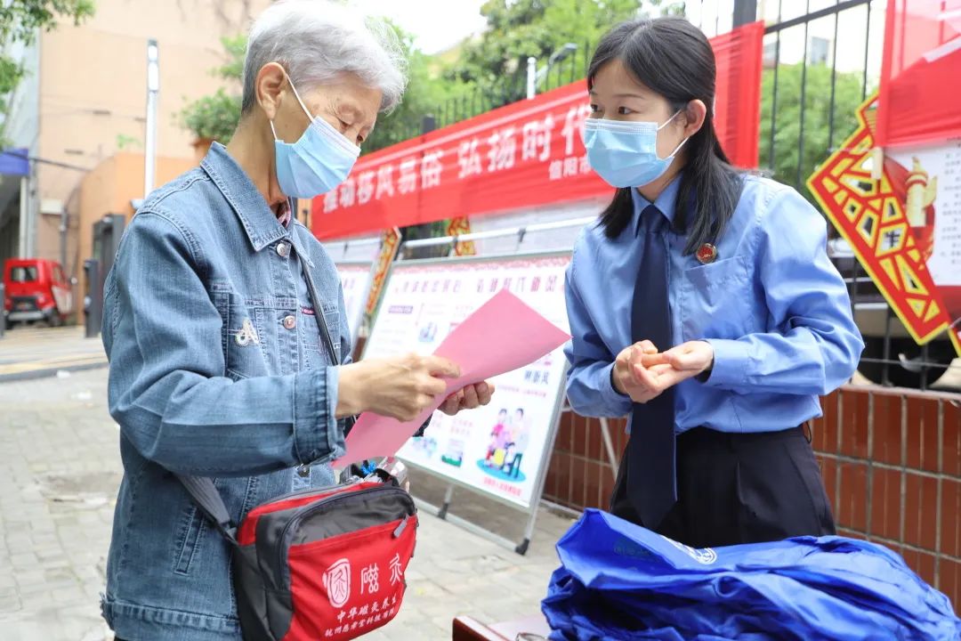 信阳市检察院积极开展“民法典宣传月”活动