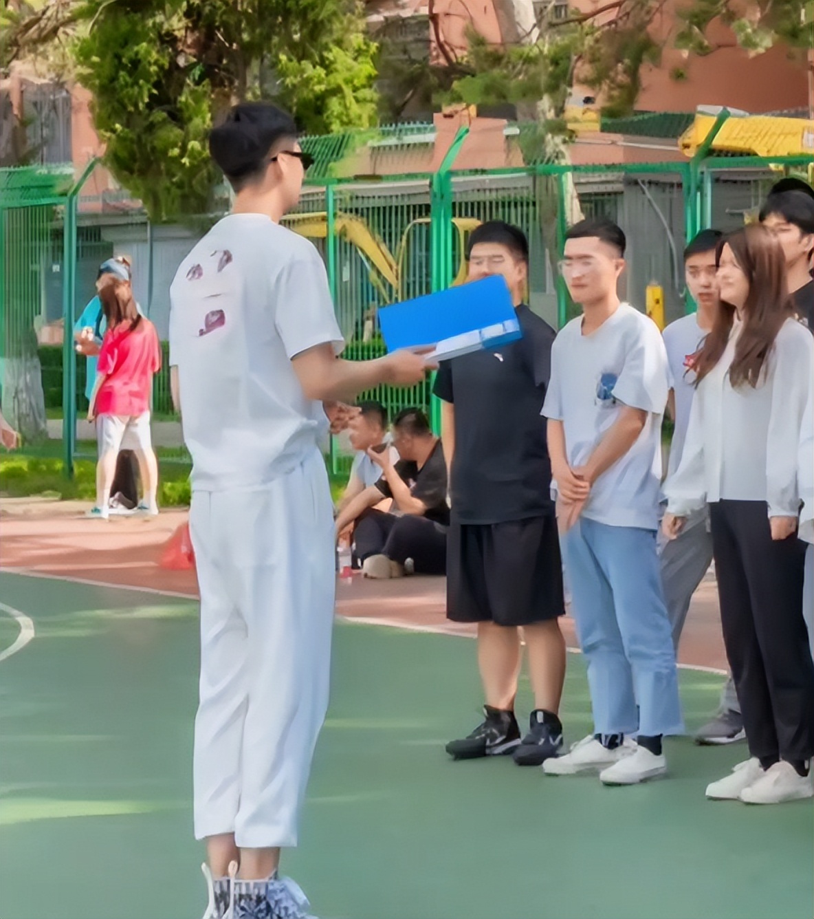 吉林一大学男教师走红，身高190身材如男模，堪称行走的招生简章