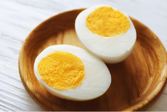 正确的煮鸡蛋方法(煮鸡蛋正确的做法，牢记这一步，鸡蛋壳一碰就掉，蛋黄鲜嫩又营养)