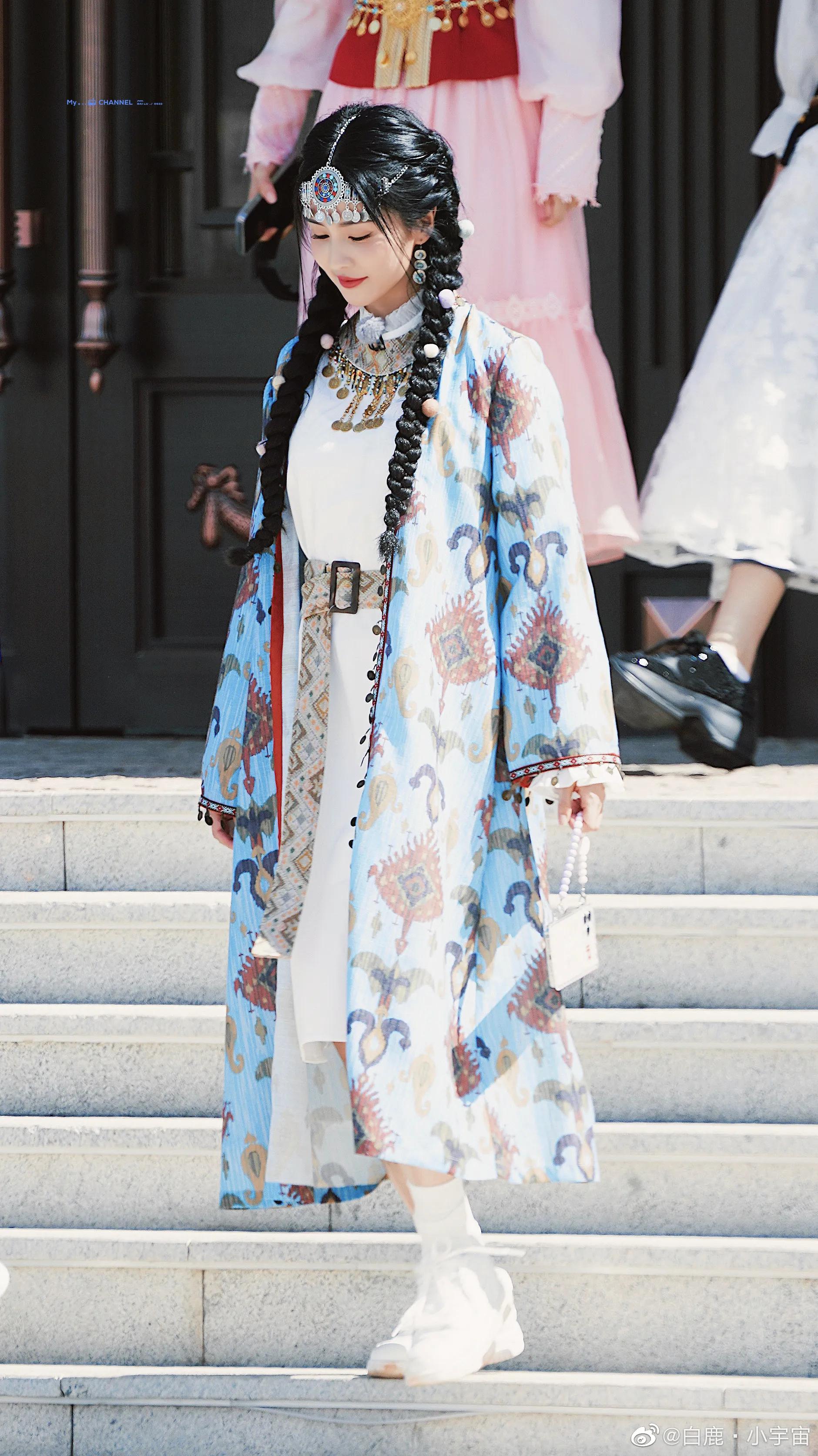 《奔跑吧》直播截图中的白鹿以及跑男新疆收官路透哦