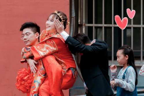 姐姐结婚送多少钱合适(陕西一新郎在婚礼上狂吻新娘) - 价格百科