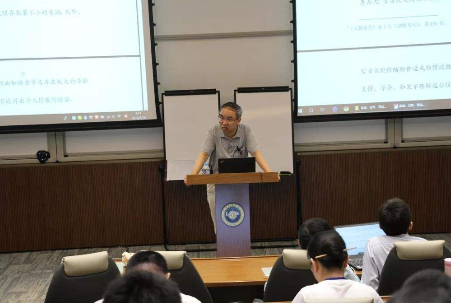 阜师大一英语教授火了，肢体语言夸张丰富，学生要被“萌化”了