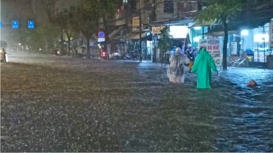 越南中部多個地區遭遇泥石流 3人被卷走 1人仍在失蹤 天天看點