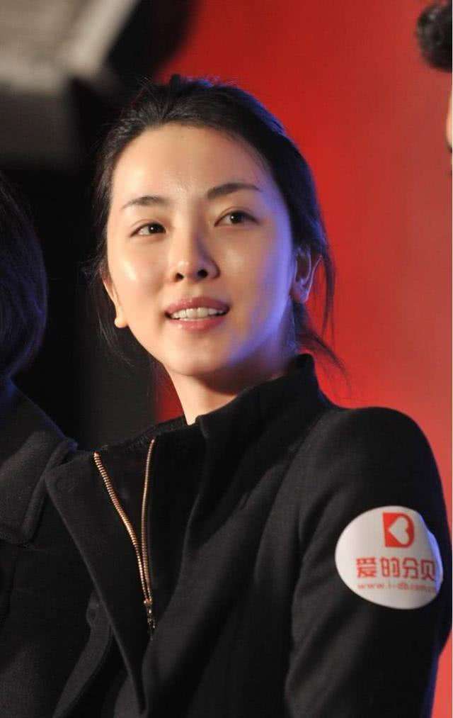 央视主持人李思思:嫁给大学同学,三年生俩娃,风光背后有艰辛