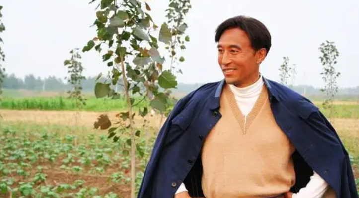 他是《林海雪原》里的杨子荣,是《生死卧底》里的朱阳光,更是《冰山上